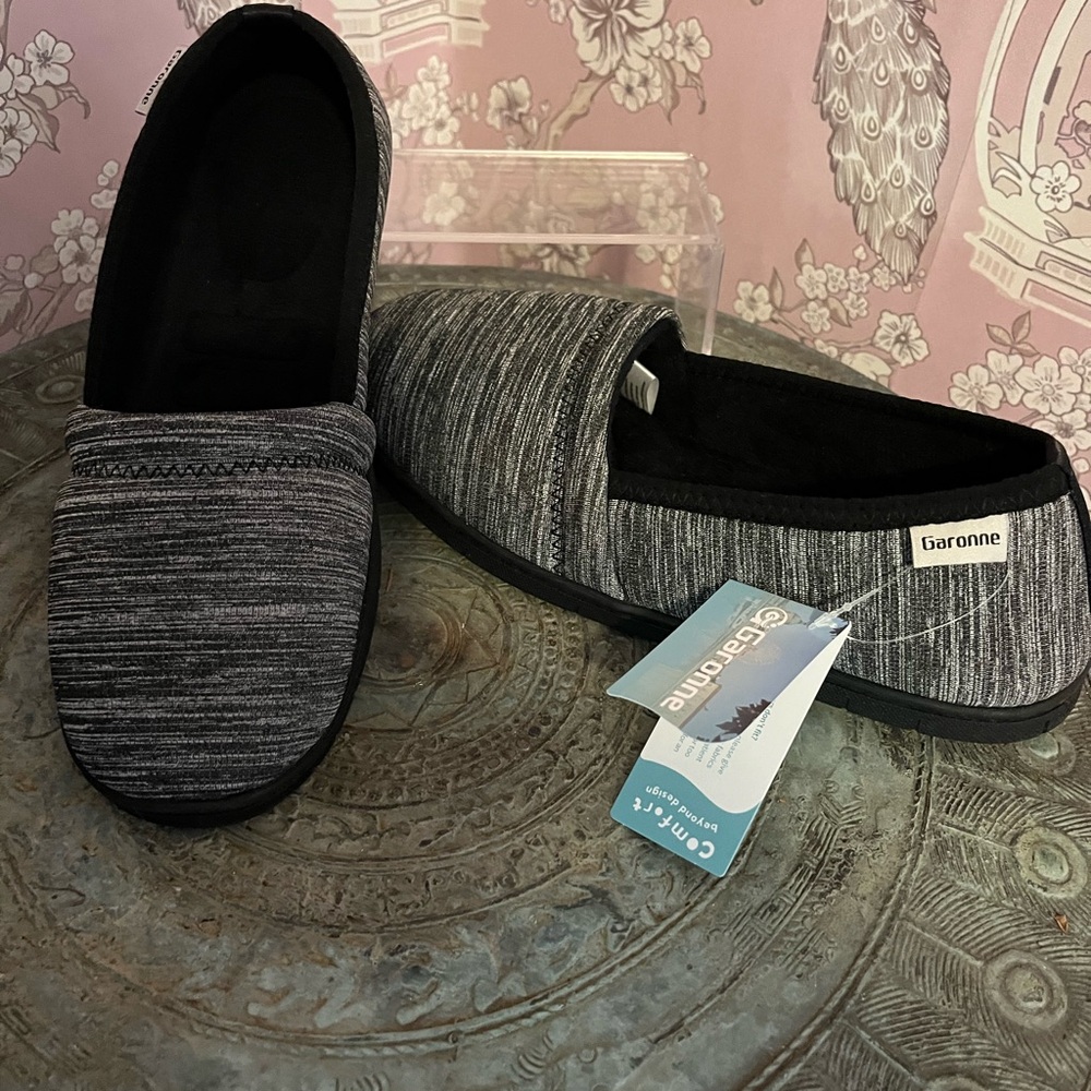 NWT Garonne Woman’s black and Gray Slip-On slippers